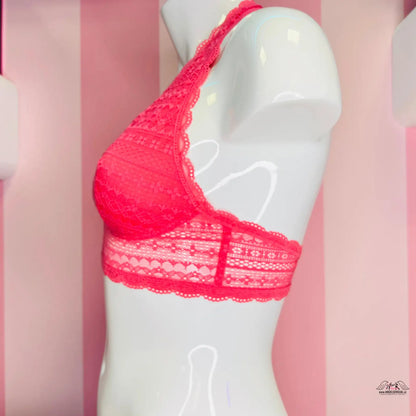 Manekýn s červeným braletem z kolekce Sofistikovaný Styl od Victoria’s Secret