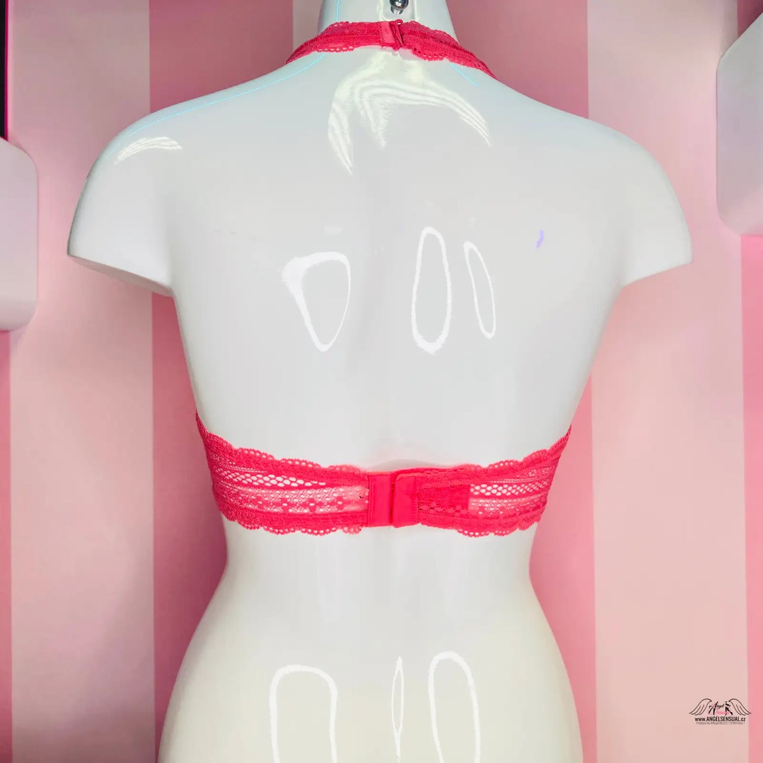 Manekýn s červeným braletem a růžovým spodním prádlem od Victoria’s Secret