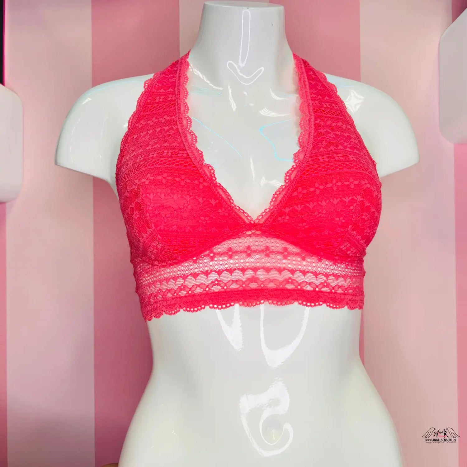 Manekýn s červeným bralette a růžovým spodním prádlem Victoria’s Secret