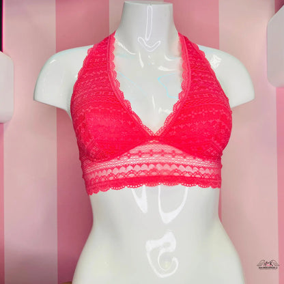 Manekýn s červeným bralette a růžovým spodním prádlem Victoria’s Secret