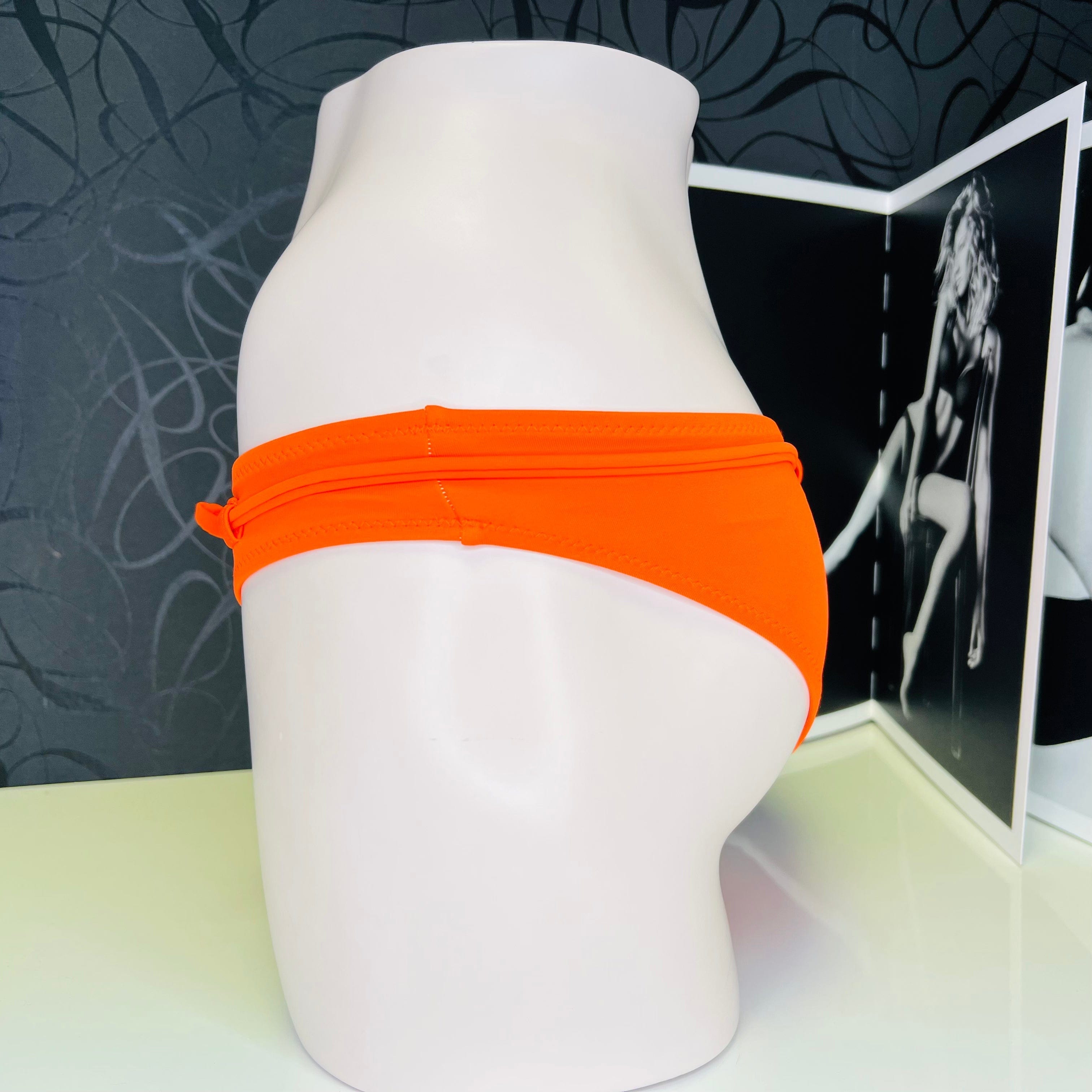 Ohnivě oranžový stylový spodní díl plavek s ozdobnou šňůrkou na mannequin