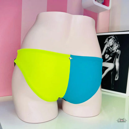 Dvoudílné plavky: Elegantní dvoubarevné spodní díly pro plážový styl