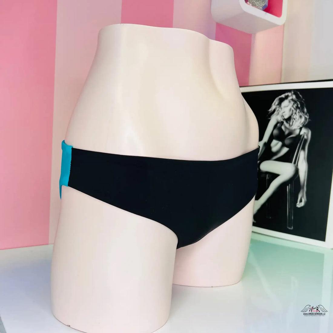 Černé bikini kalhotky s tyrkysovými akcenty ze kolekce Stvořeno pro Pláž