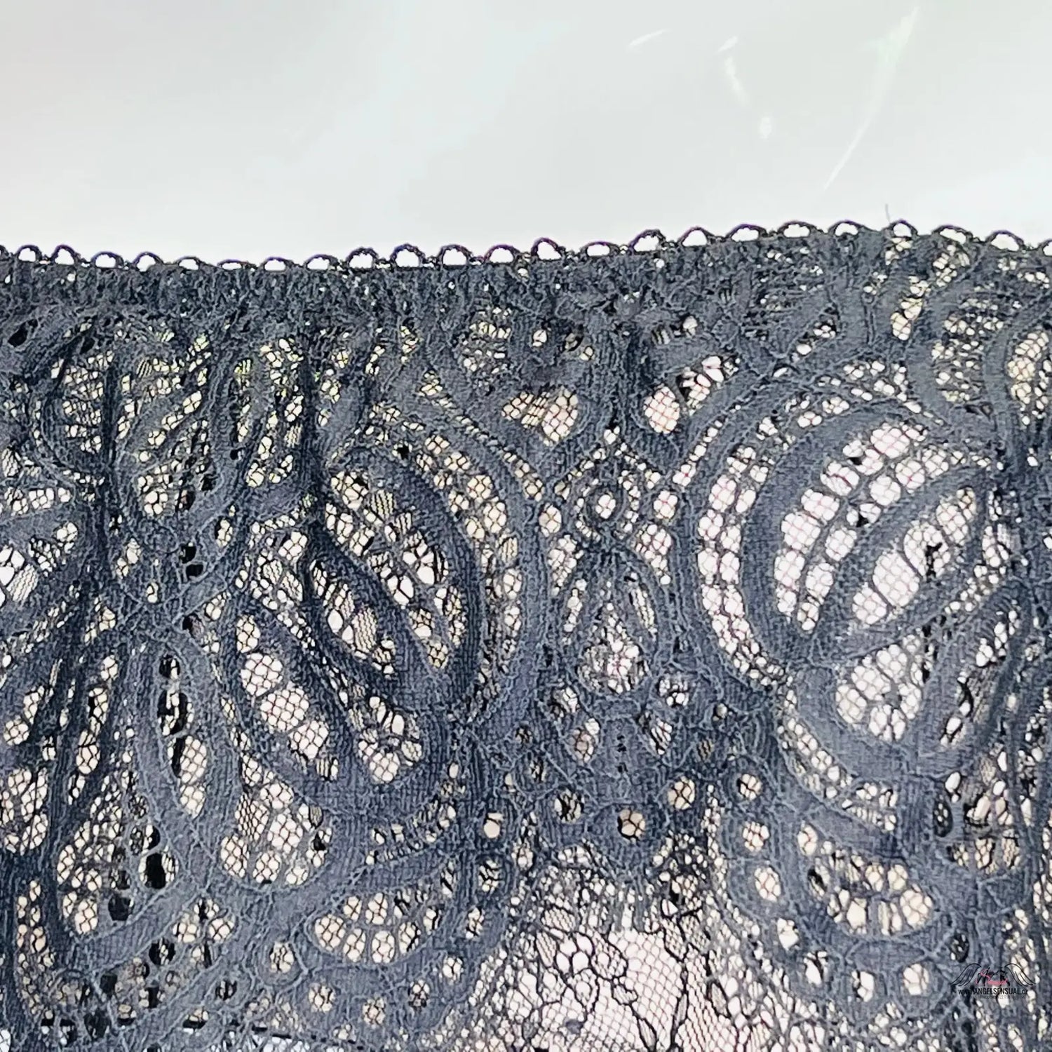 Detailní pohled na černou krajku Stylové Krajkové Braletky pro každodenní šarm