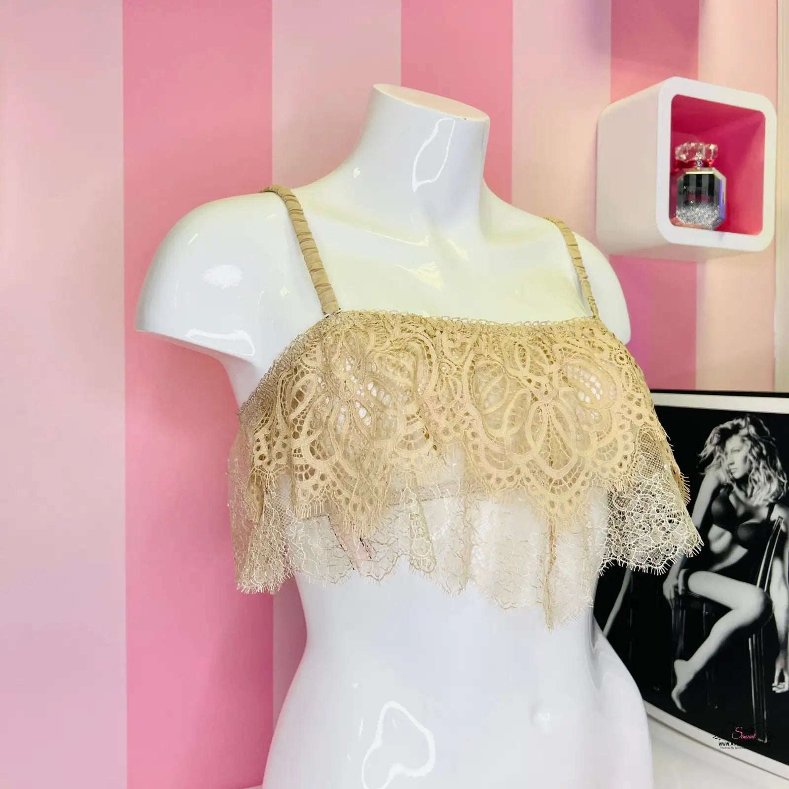 Mannequin in gold lace top showcasing Stylová Krajková Braletka pro Neodolatelný Každodenní Šarm