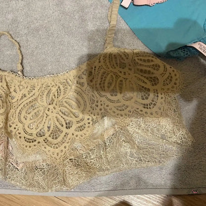 Žena přidává krajku na látku produktu Stylová Krajková Braletka