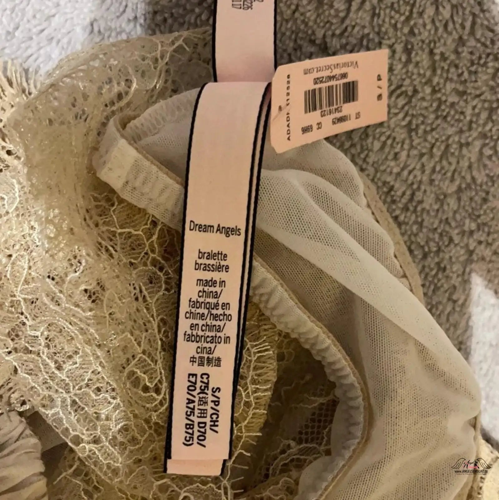 Detail bílé šaty se spojením růžové etikety a Stylová Krajková Braletka
