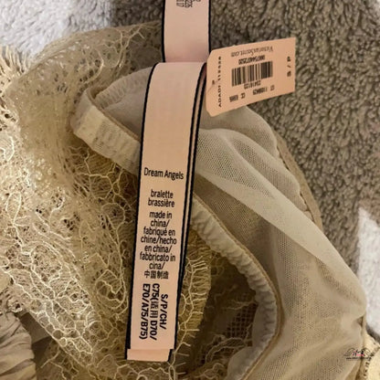 Detail bílé šaty se spojením růžové etikety a Stylová Krajková Braletka