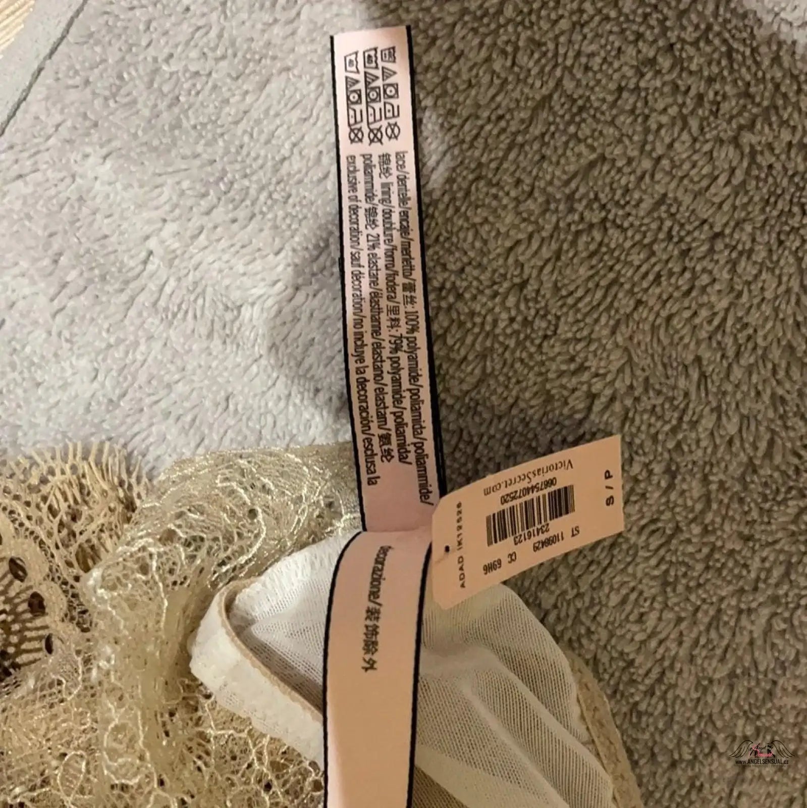 Beige a bílé boty vystavené se Stylovou Krajkovou Braletkou pro Neodolatelný Šarm