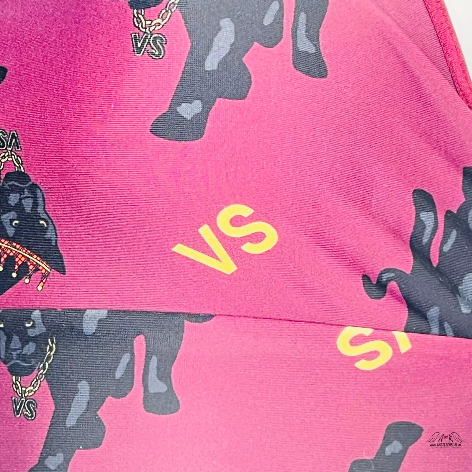Růžová látka s šedými siluety psů a žlutým textem VS na sportovní podprsence
