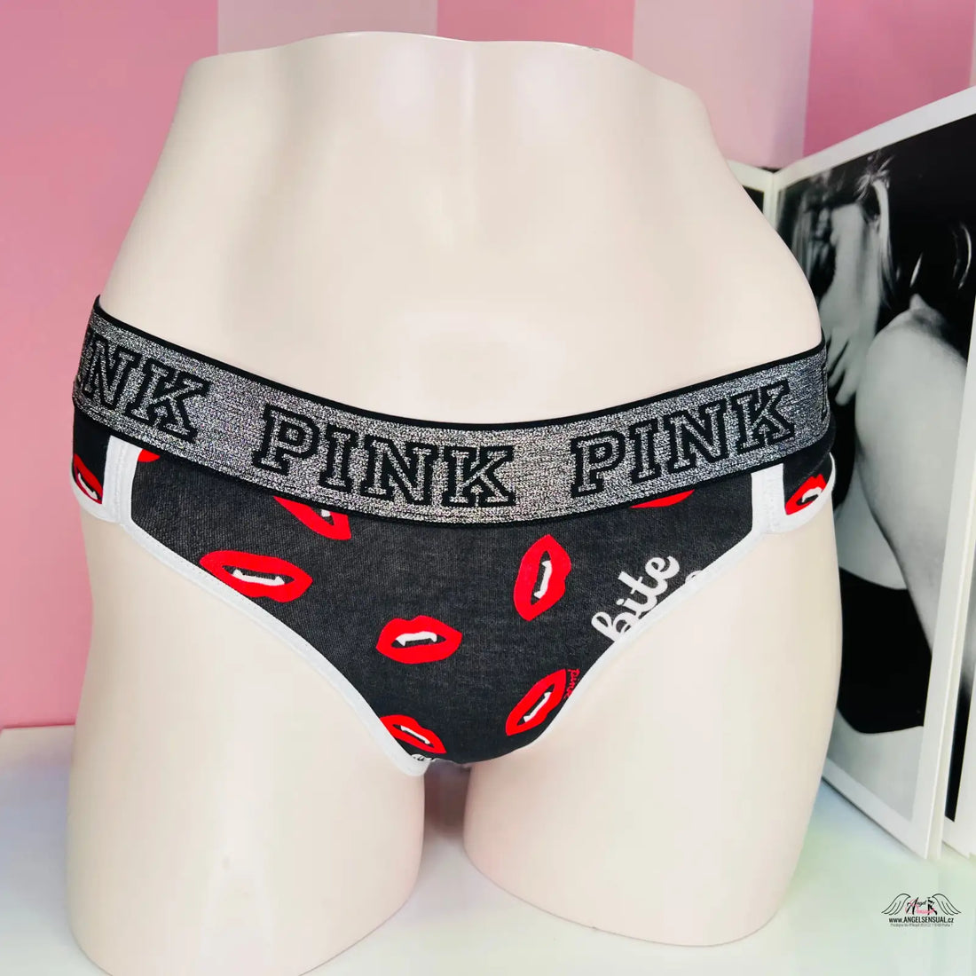 Stylové bikiny s červenými rty od Victoria’s Secret PINK v černé a červené barvě