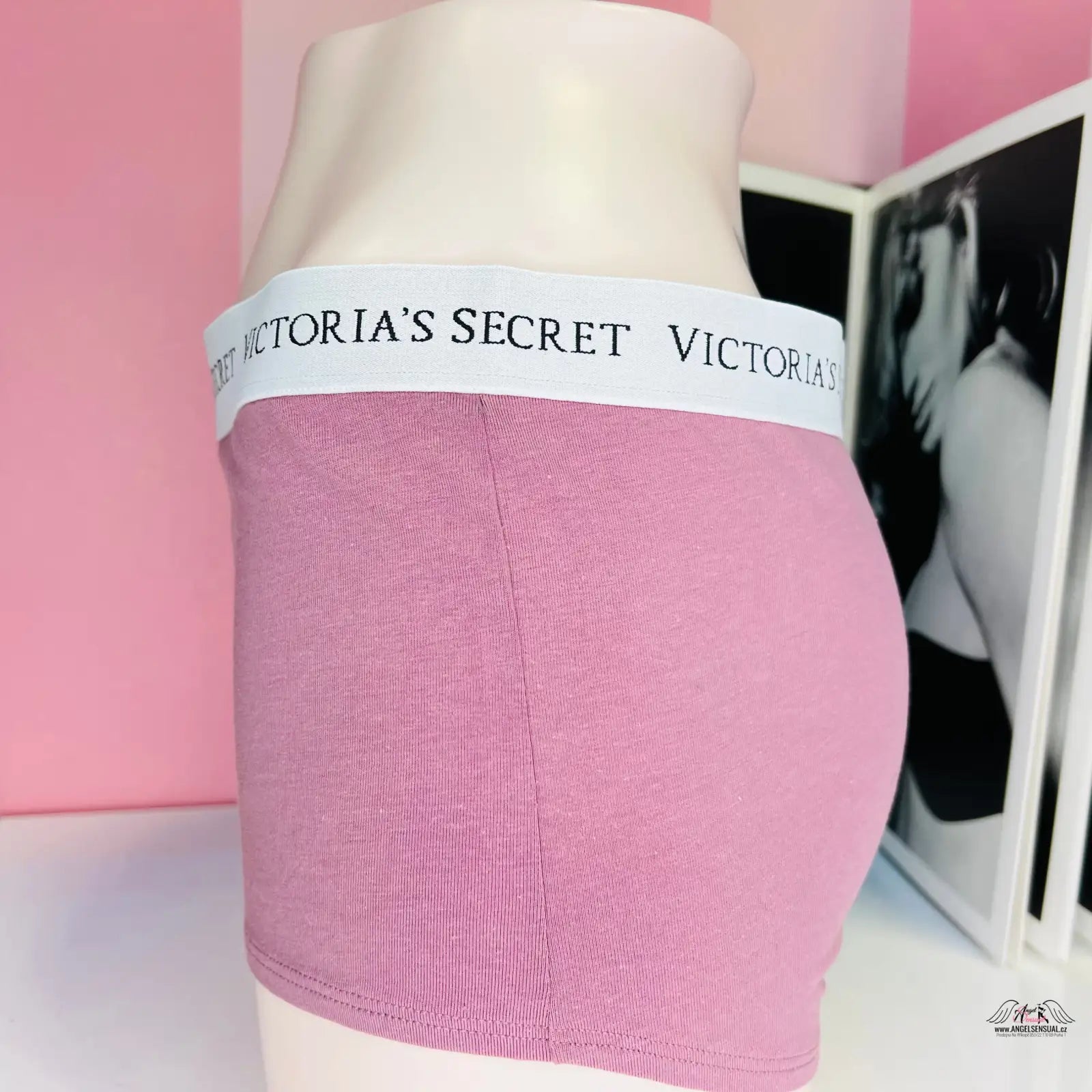 Detailní záběr na dámské kalhotky s etiketou Victoria’s Secret
