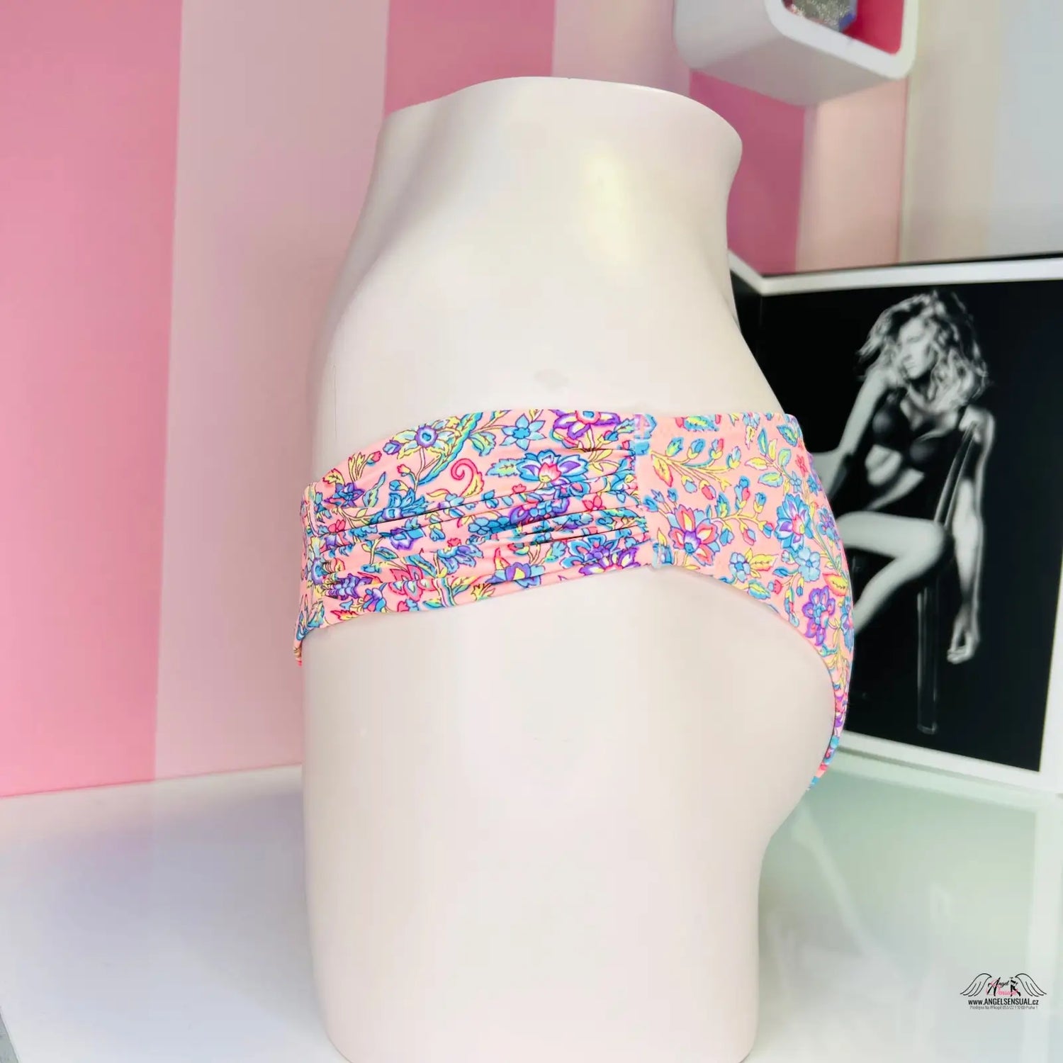 Floral bikini bottoms from Stylové Léto for elegant comfort and style