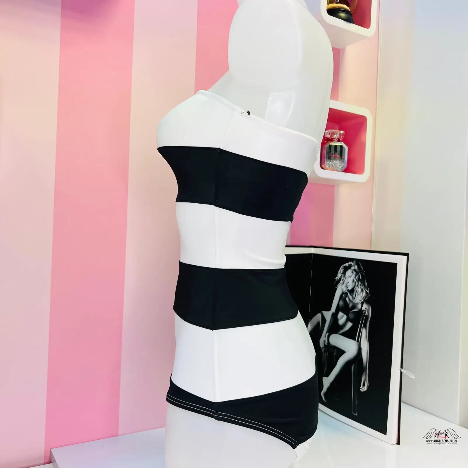 Černobílé pruhované jednocí né plavky na manekýně v elegantním stylu