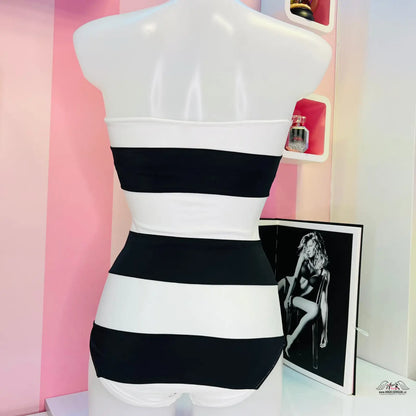 Bílo-černý pruhovaný bezramínkový model šatů Stylové Plavky pro elegantní postavu