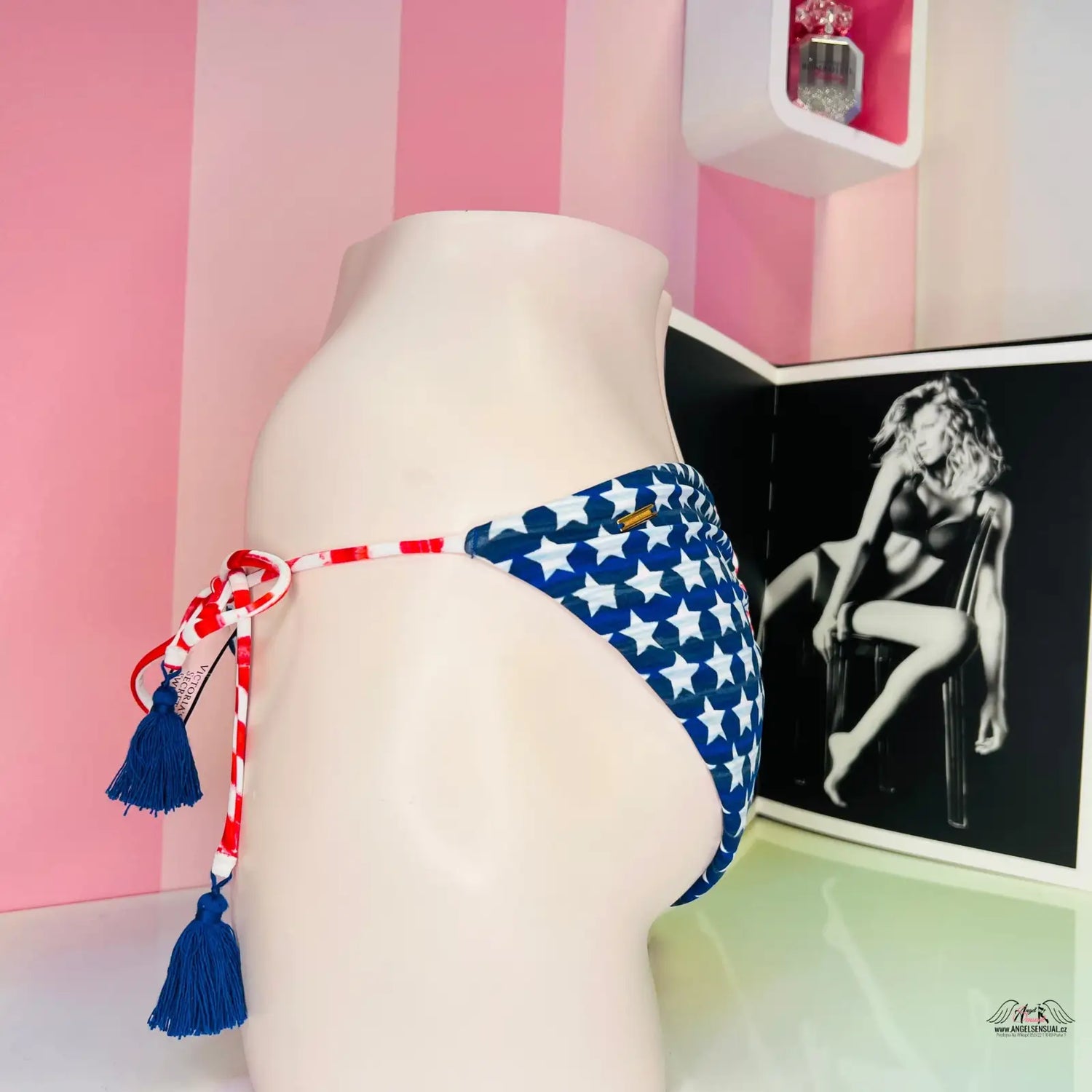Bikini kalhotky s motivem americké vlajky a modrými třásněmi na bocích