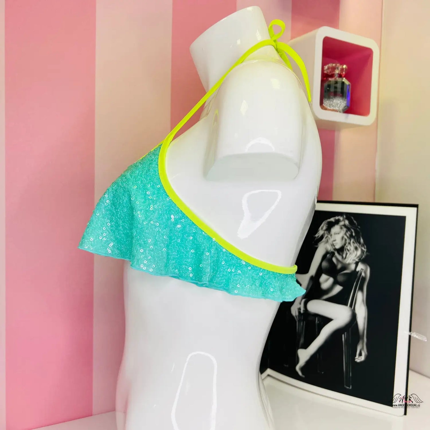 Turquoise flitrový bikini top v elegantních letních plavkách s volány