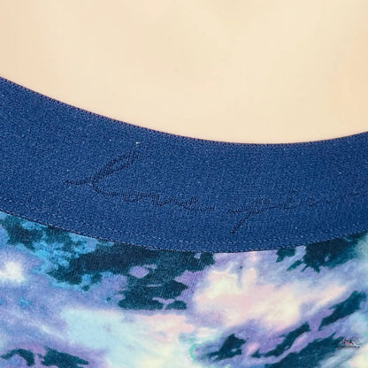 Námořnický modrý elastický pás proti barevnému tie-dye vzoru v tyrkysové a fialové