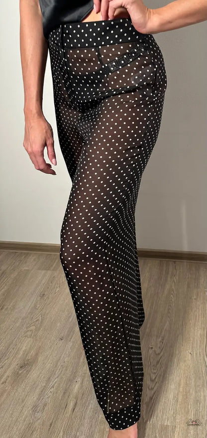 Žena v černých kalhotách s potiskem puntíků a podpatcích, Stylové Pyžamové Kalhoty Pennie