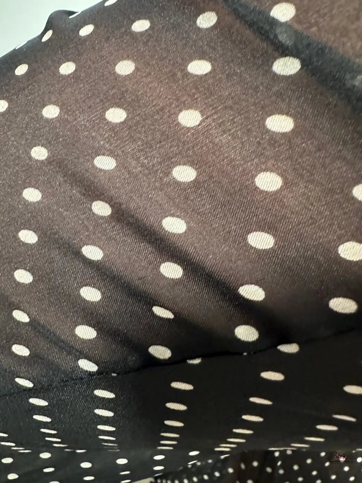 Černobílý puntíkovaný materiál pro Stylové Pyžamové Kalhoty Pennie