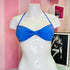 Světle modrý halter bikinový top na bílé figuríně pro maximální pohodlí