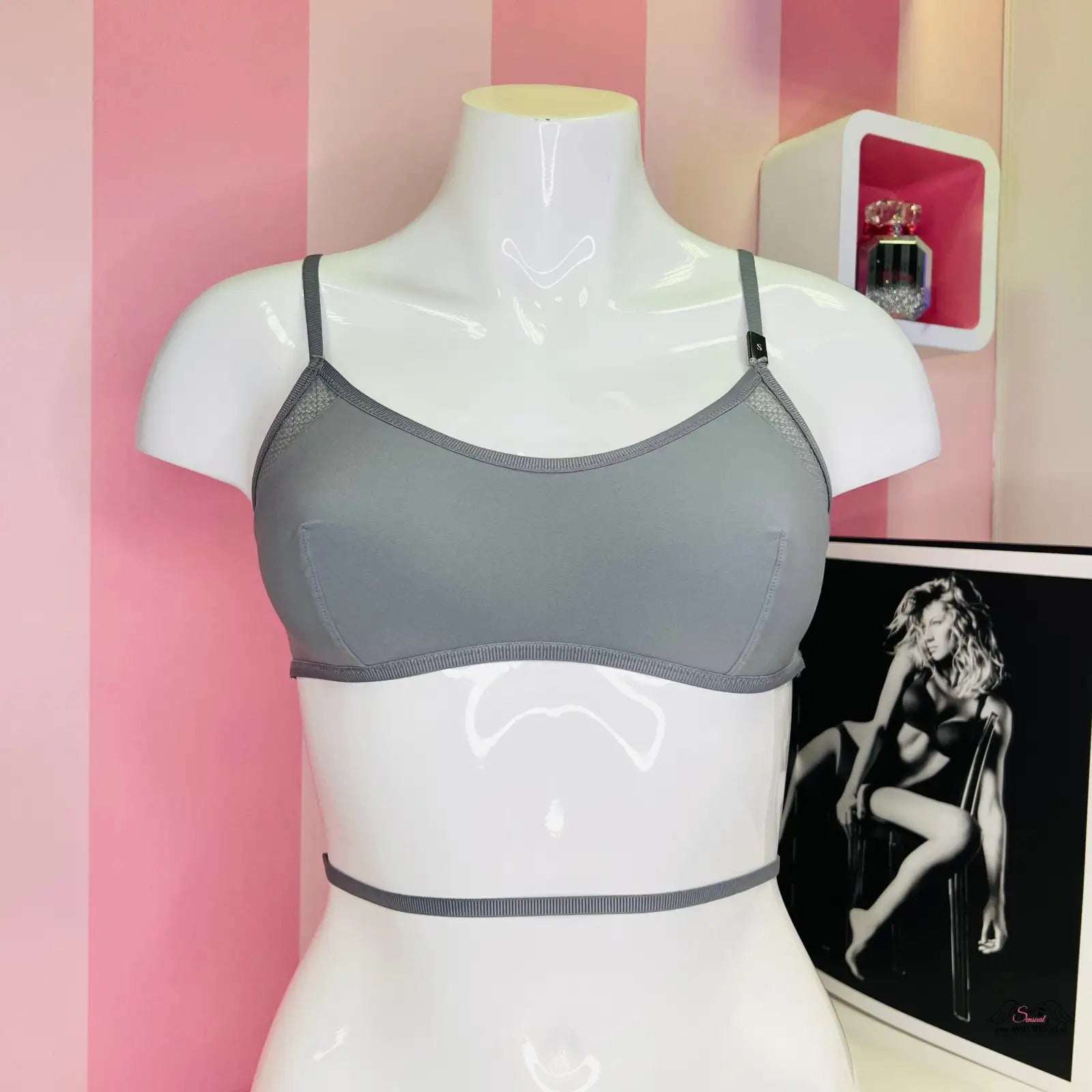 Šedá podprsenka na manekýnu z modelu Stylový Komfort s křížovou lopatkou