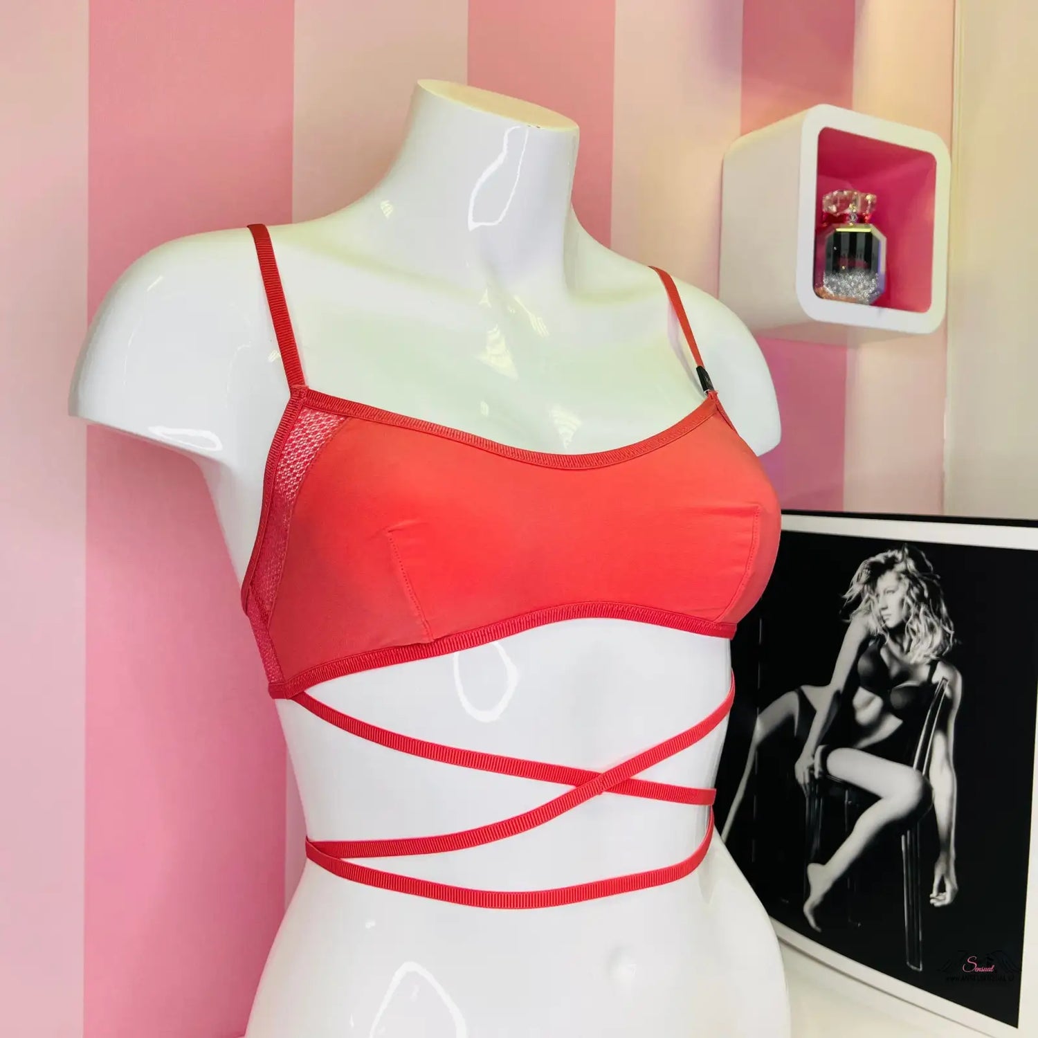 Červená strappy braletka na manekýně ze Stylového Komfortu s křížovou lopatkou
