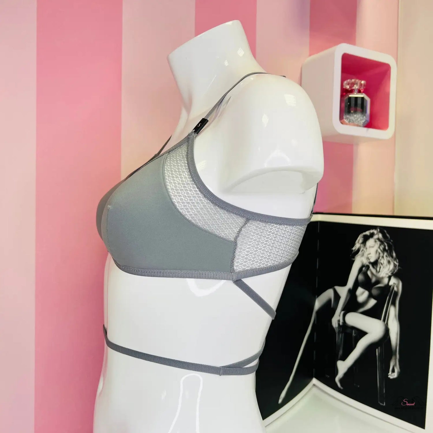 Šedá sportovní podprsenka s síťovými detaily z produktu Stylový Komfort