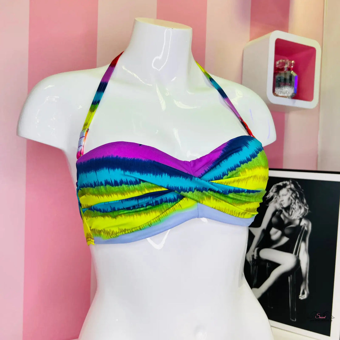 Barevný tie-dye halter top plavek s pruhy v fialové, tyrkysové, žluté a modré