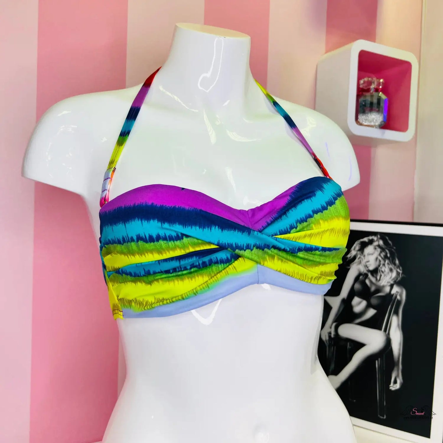 Barevný tie-dye halter top plavek s pruhy v fialové, tyrkysové, žluté a modré