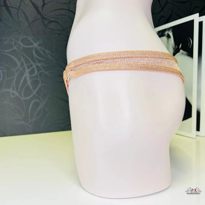 Růžovo-zlatý třpytivý elastický pás od Agent Provocateur v produktu Svůdná elegance