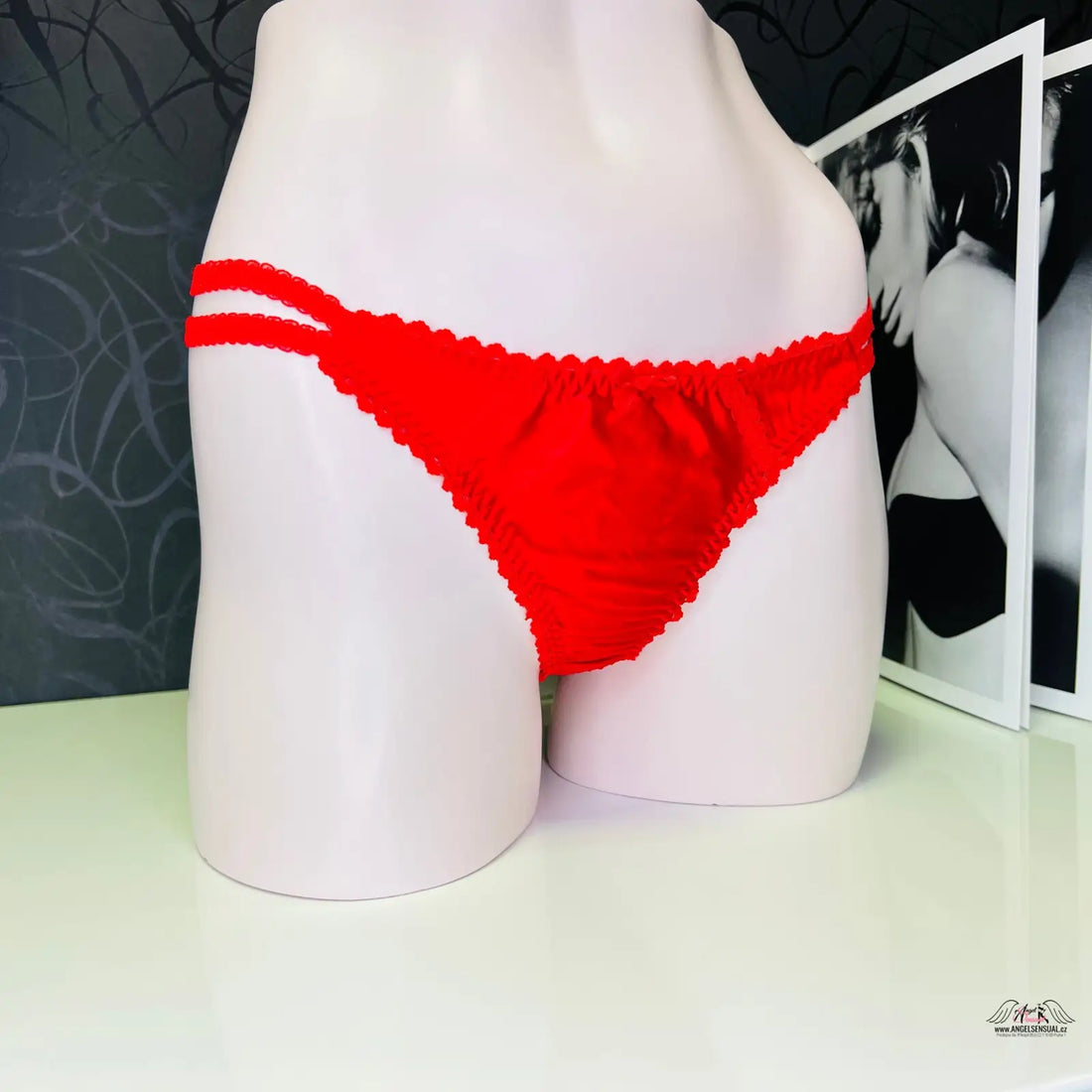 Červené dámské tanga s mašlí a vroubkovaným lemem od značky Svůdná Tanga Tammi