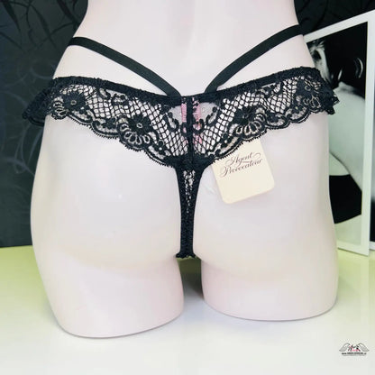 Černé krajkové tanga s popruhy na modelu od Agent Provocateur