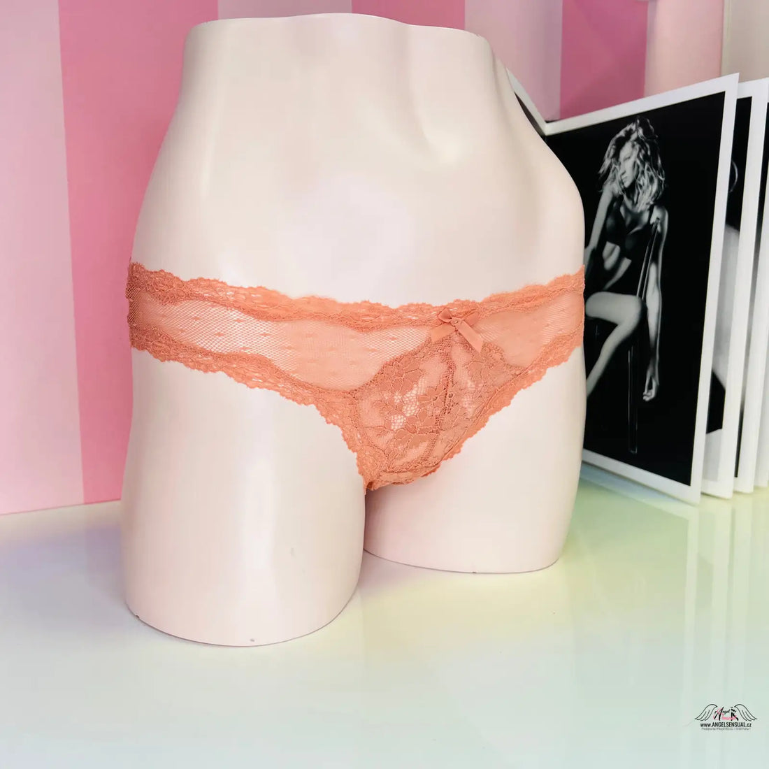 Mannequin torso in elegant peach lace underwear from Svůdné Síťované Kalhotky