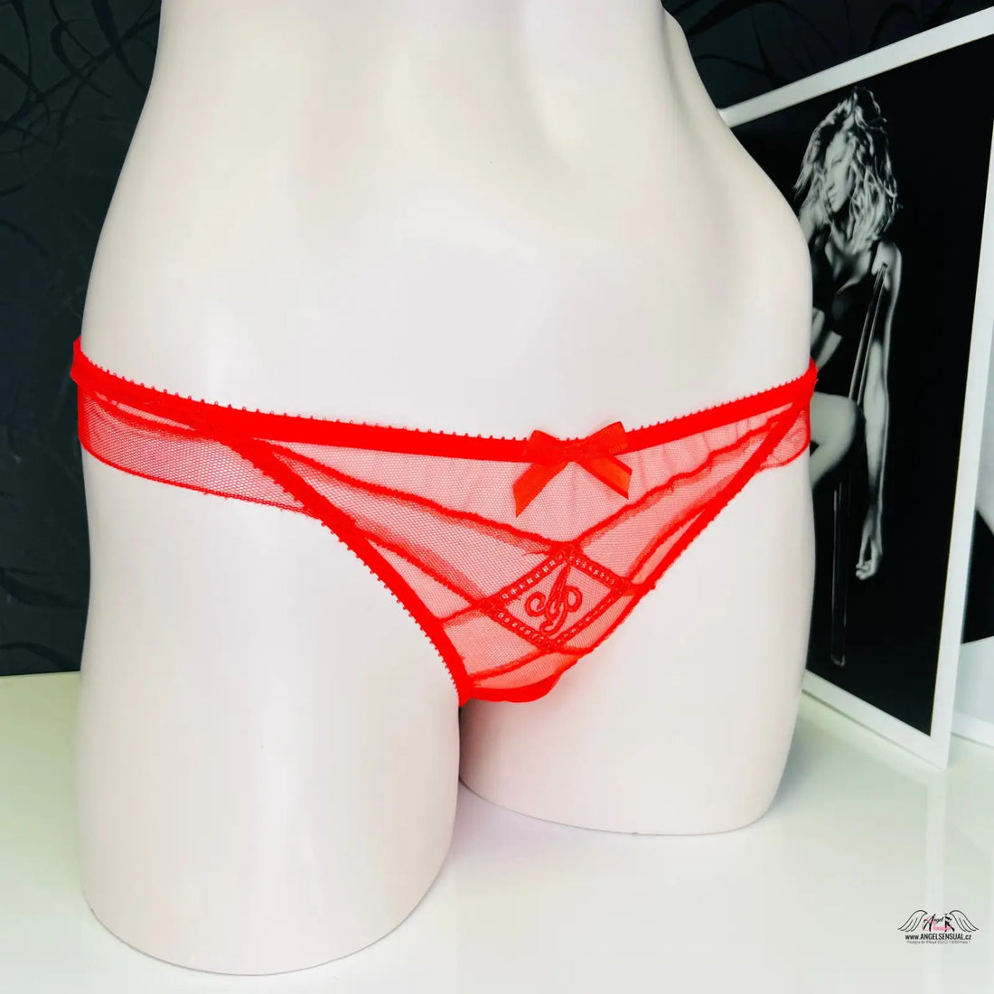 Červený síťovaný thong s mašlí od Agent Provocateur, elegantní a svůdný