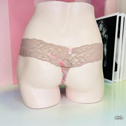 Krajkový thong Tanga Barevnost a Elegance s nápisem PINK pro moderní ženy