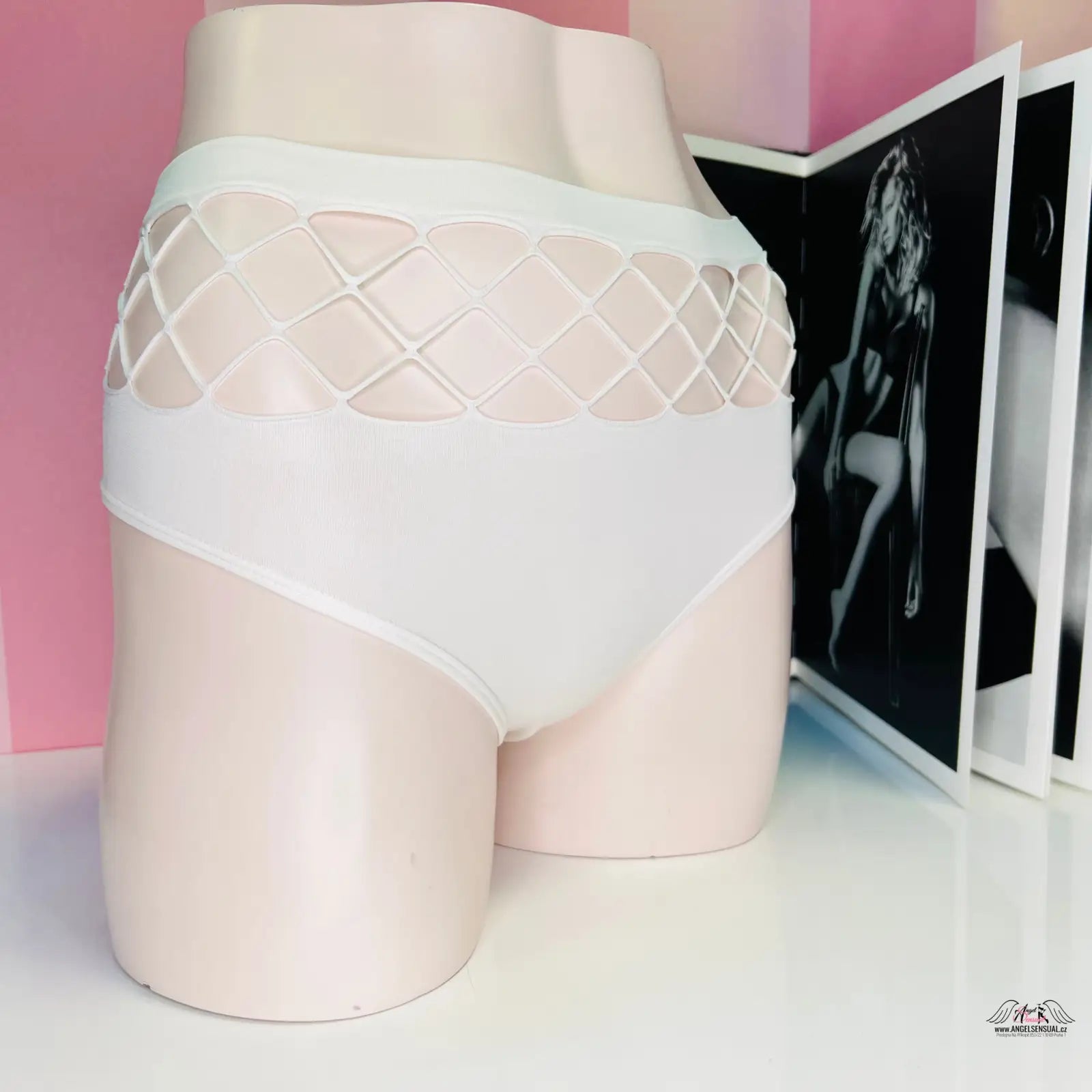 Bílé vysoké spodní prádlo s diamantovým vzorem v produktu Tanga: Elegance a Komfort