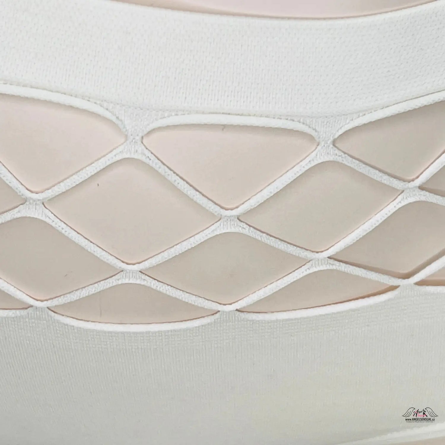 Síťový vzor na světle barevném materiálu produktu Tanga: Elegance a Komfort v Podání Vysokého Pasu