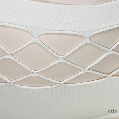 Síťový vzor na světle barevném materiálu produktu Tanga: Elegance a Komfort v Podání Vysokého Pasu