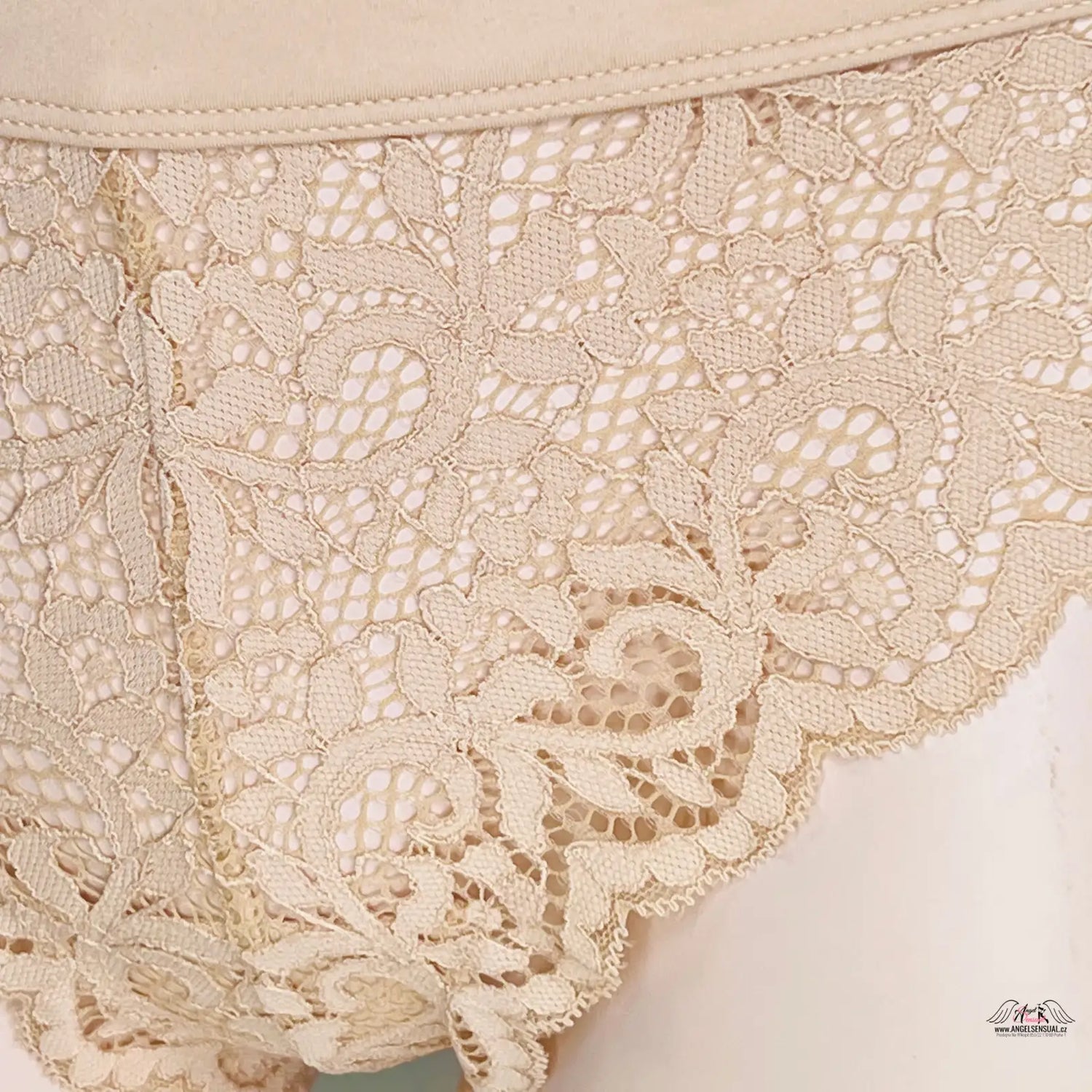 Beige krajková tanga z kolekce Elegance a Pohodlí v Krajkové Kráse