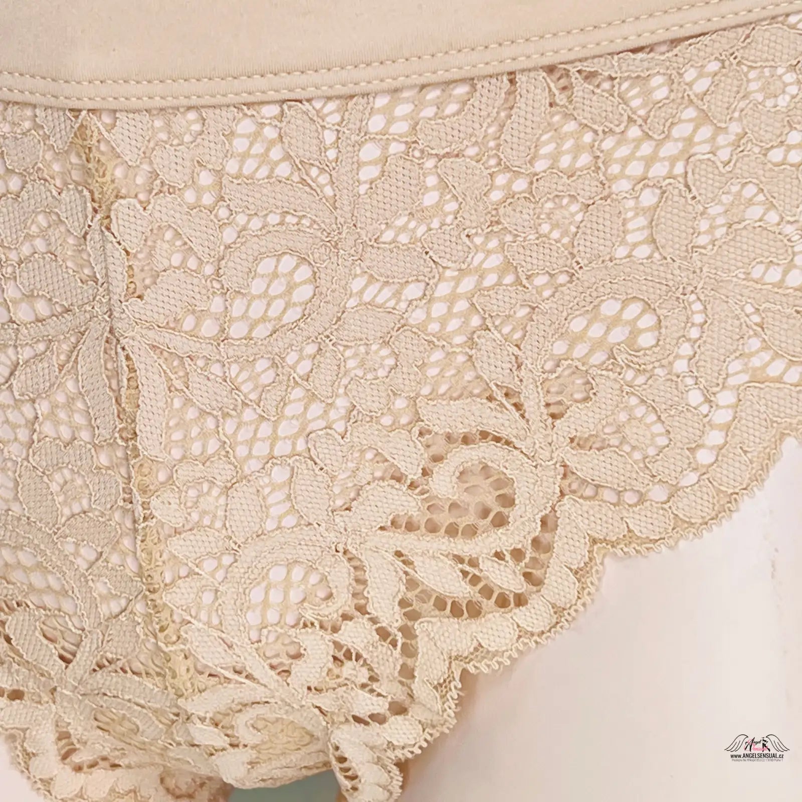 Beige krajková tanga z kolekce Elegance a Pohodlí v Krajkové Kráse