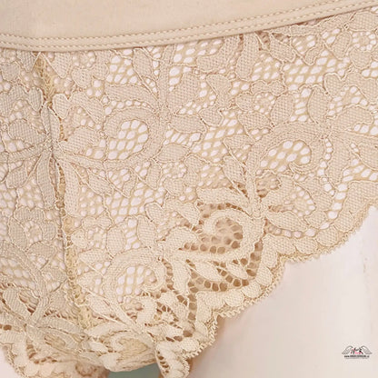 Beige krajková tanga z kolekce Elegance a Pohodlí v Krajkové Kráse