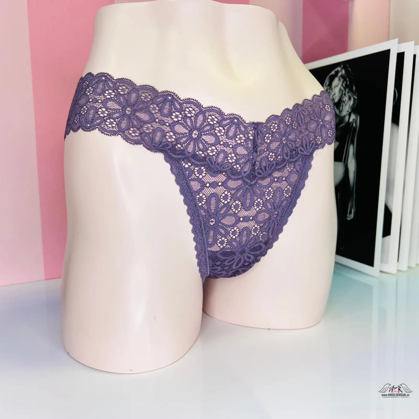 Fialové krajkové tangy s květinovým vzorem pro eleganci a pohodlí