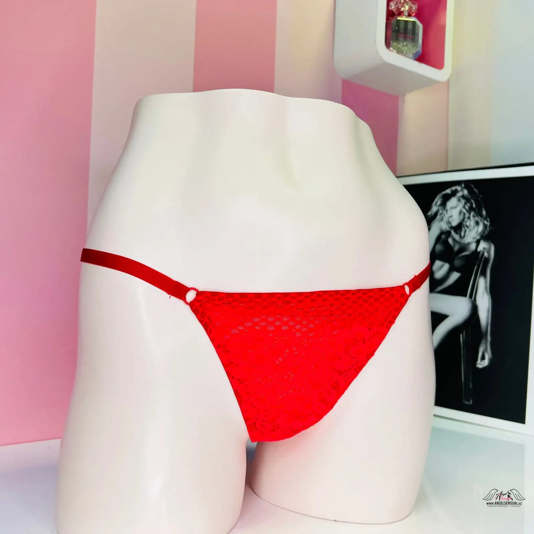 Červené síťované tanga z kolekce Tanga Fashion s elegantní krajkou a ozdobou