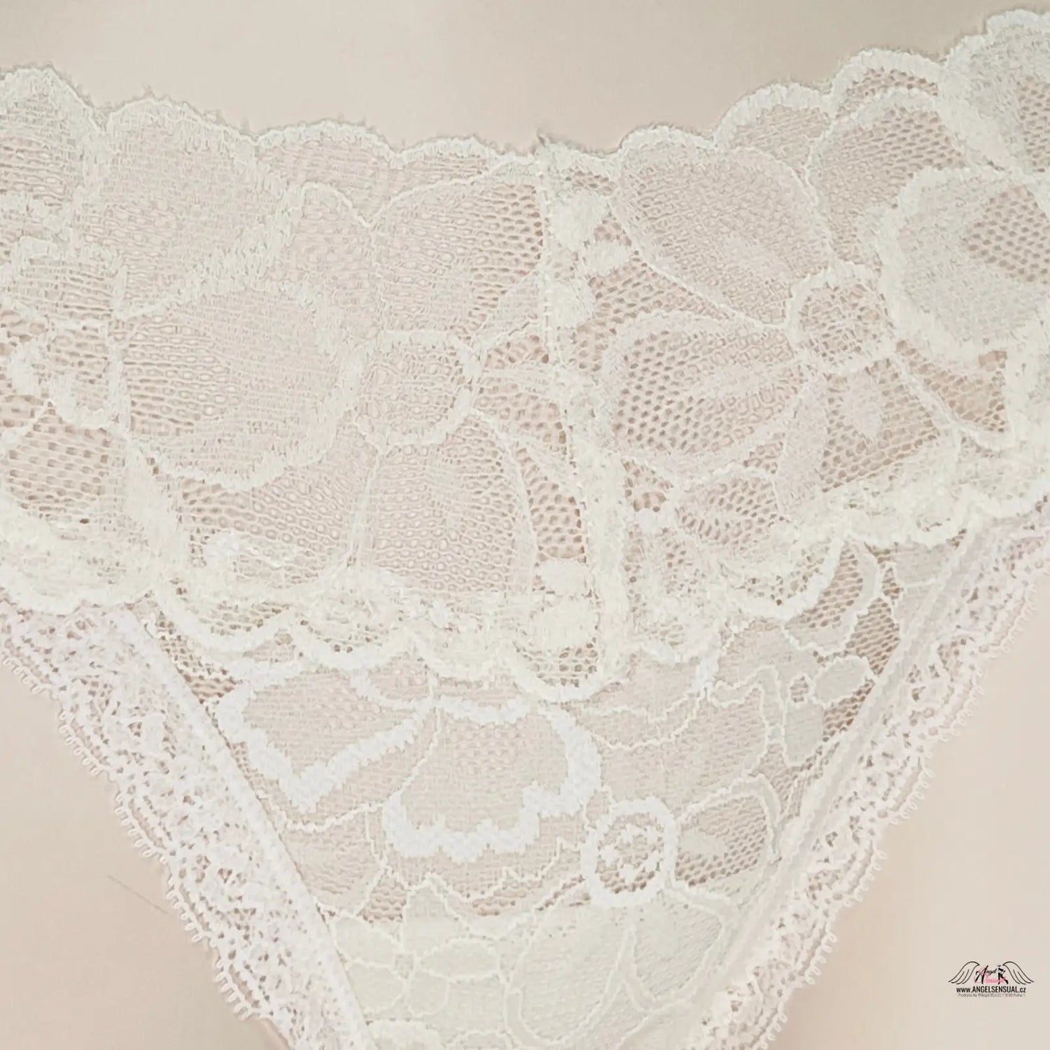 Bílá krajková tkanina s vlnitými okraji pro Tanga Krajkové tanga elegance a komfort