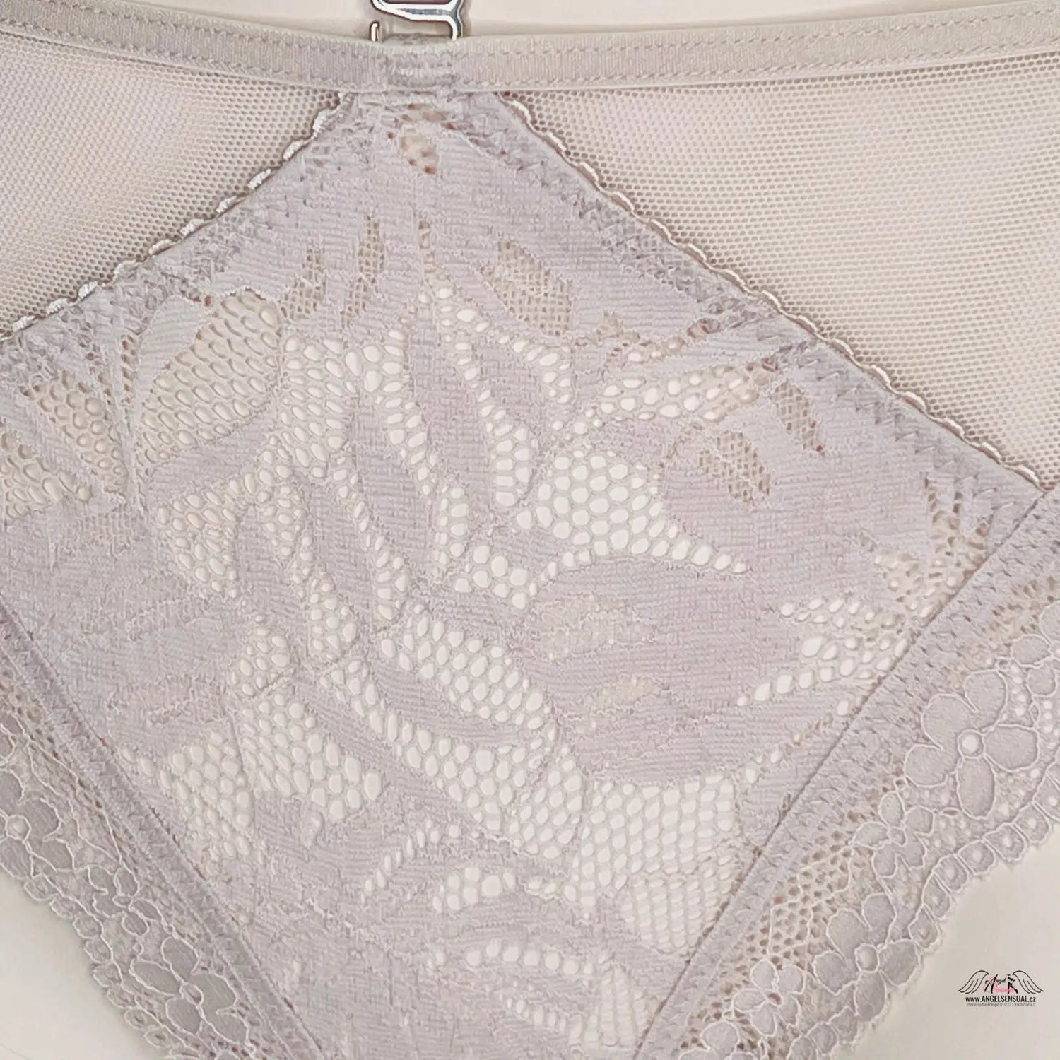Lace-trimmed šedé prádlo z kolekce Tanga Krémové Elegance s nádechem luxusu