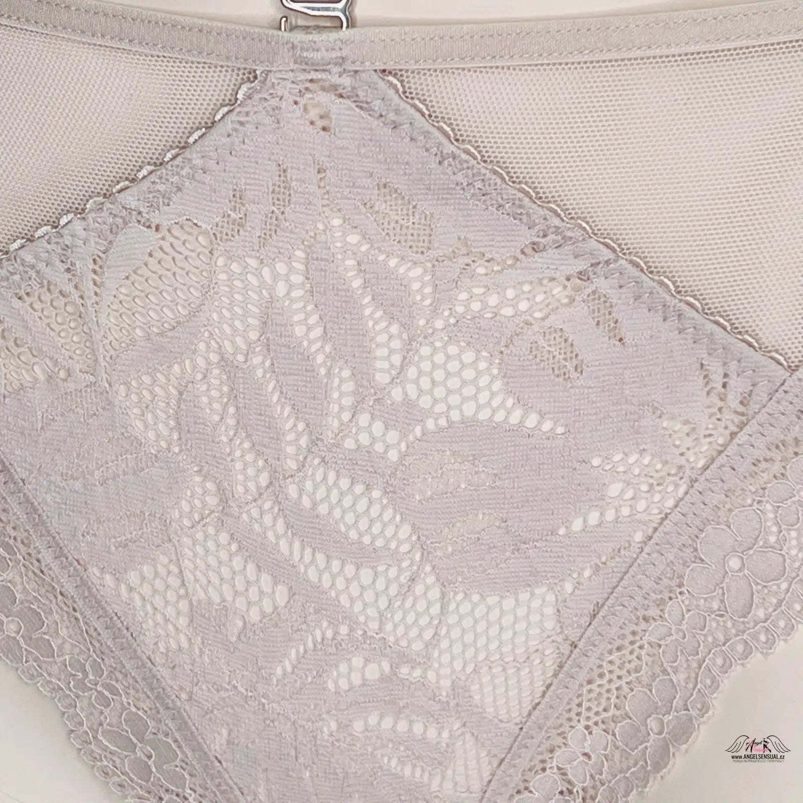 Lace-trimmed šedé prádlo z kolekce Tanga Krémové Elegance s nádechem luxusu