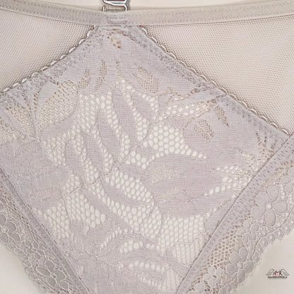 Lace-trimmed šedé prádlo z kolekce Tanga Krémové Elegance s nádechem luxusu