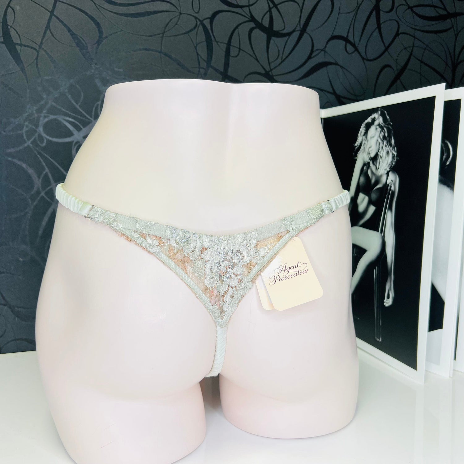 Lace thong on mannequin for Agent Provocateur Tanga Lorelli Luxusní Krajka