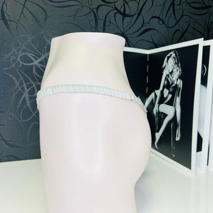 Pink mannequin torso s bílým tanga Lorelli Luxusní Krajka od Agent Provocateur